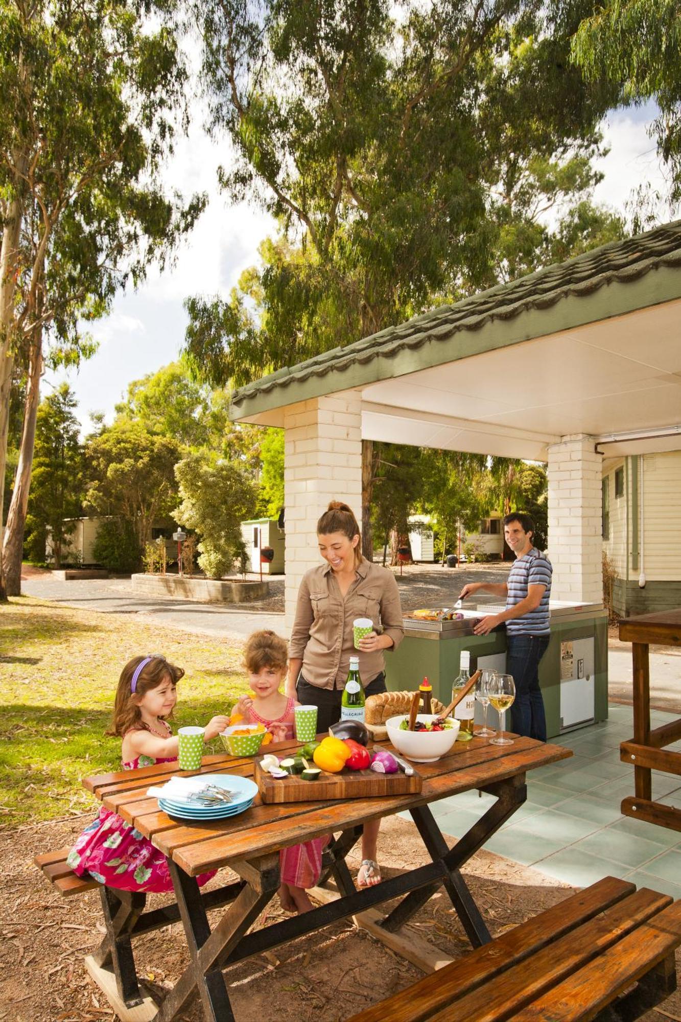 Отель Crystal Brook Tourist Park Doncaster East Экстерьер фото
